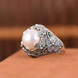 Anillo de piedra lunar con filigrana floral
