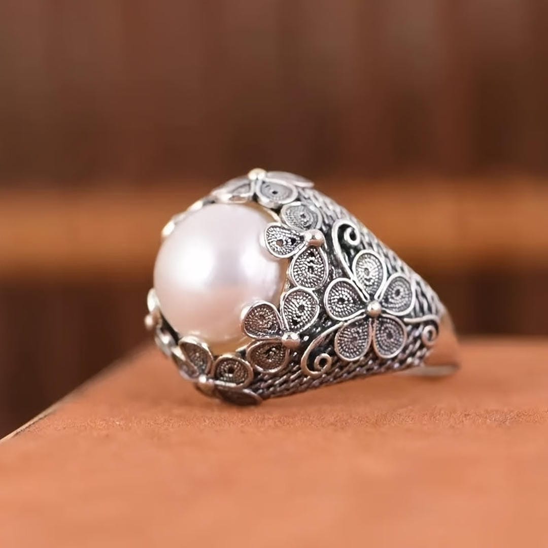 Anillo de piedra lunar con filigrana floral