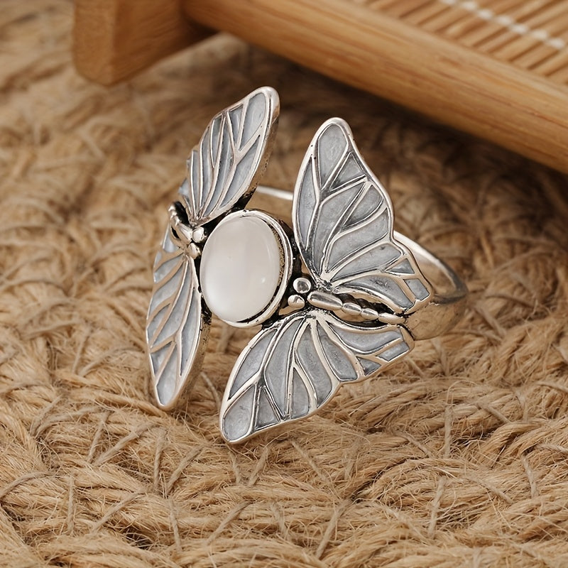 Anillo de diseño llamativo de piedra de luna con mariposa — Carmen, Lucía & Rocío