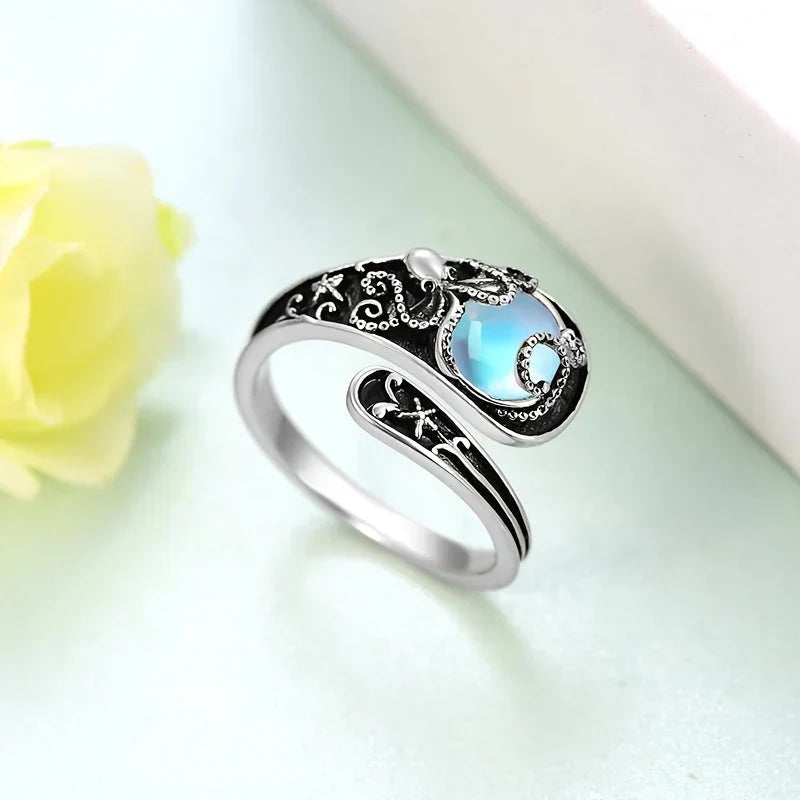 Anillo pulpo de plata con piedra luna azul