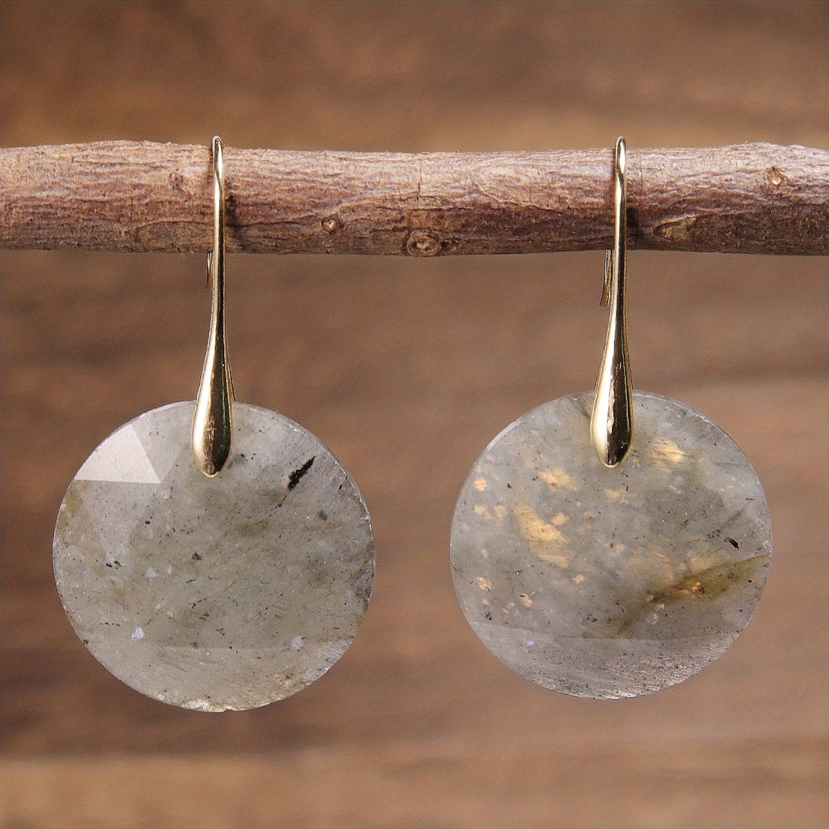 Pendientes dorados de piedra de luna facetada