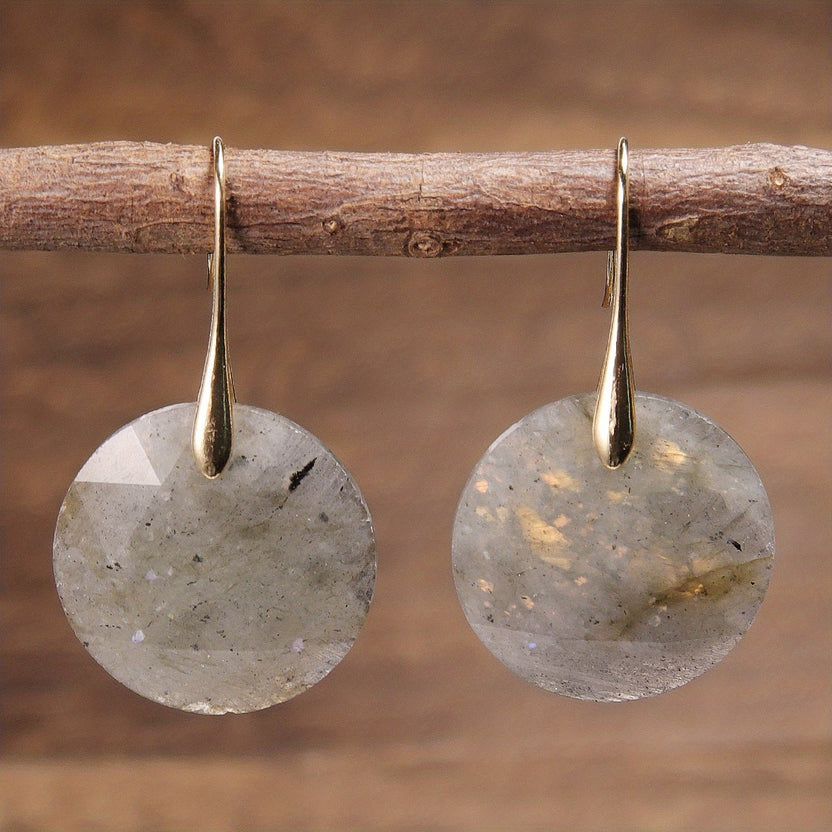 Pendientes dorados de piedra de luna facetada