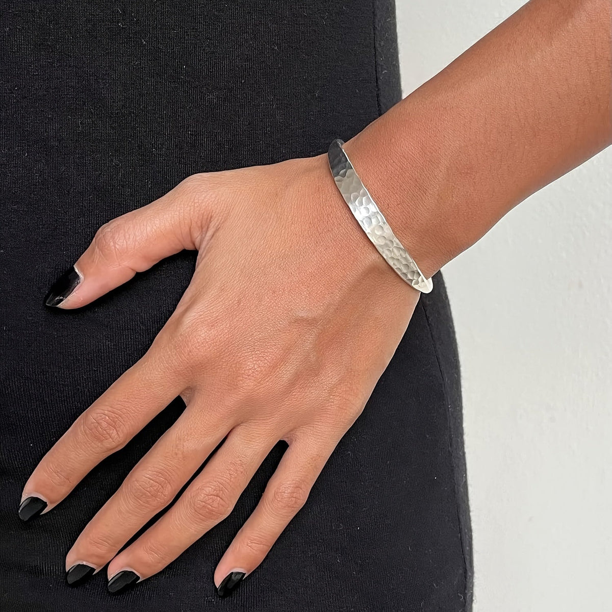 Pulsera bohemia martillada de plata – imagen 2