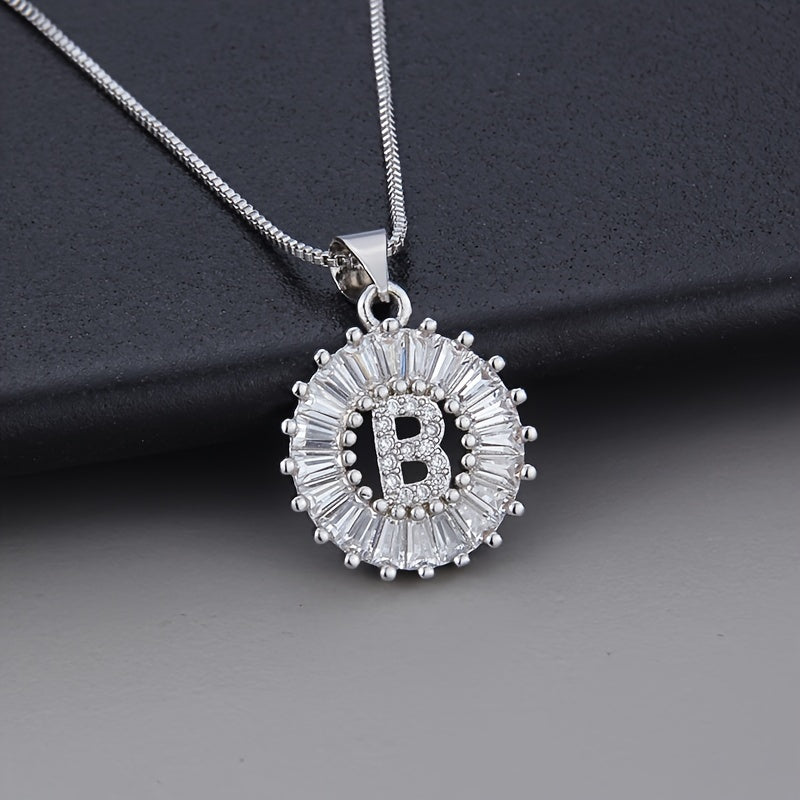 Collar con inicial de circonita en oro blanco – imagen 2