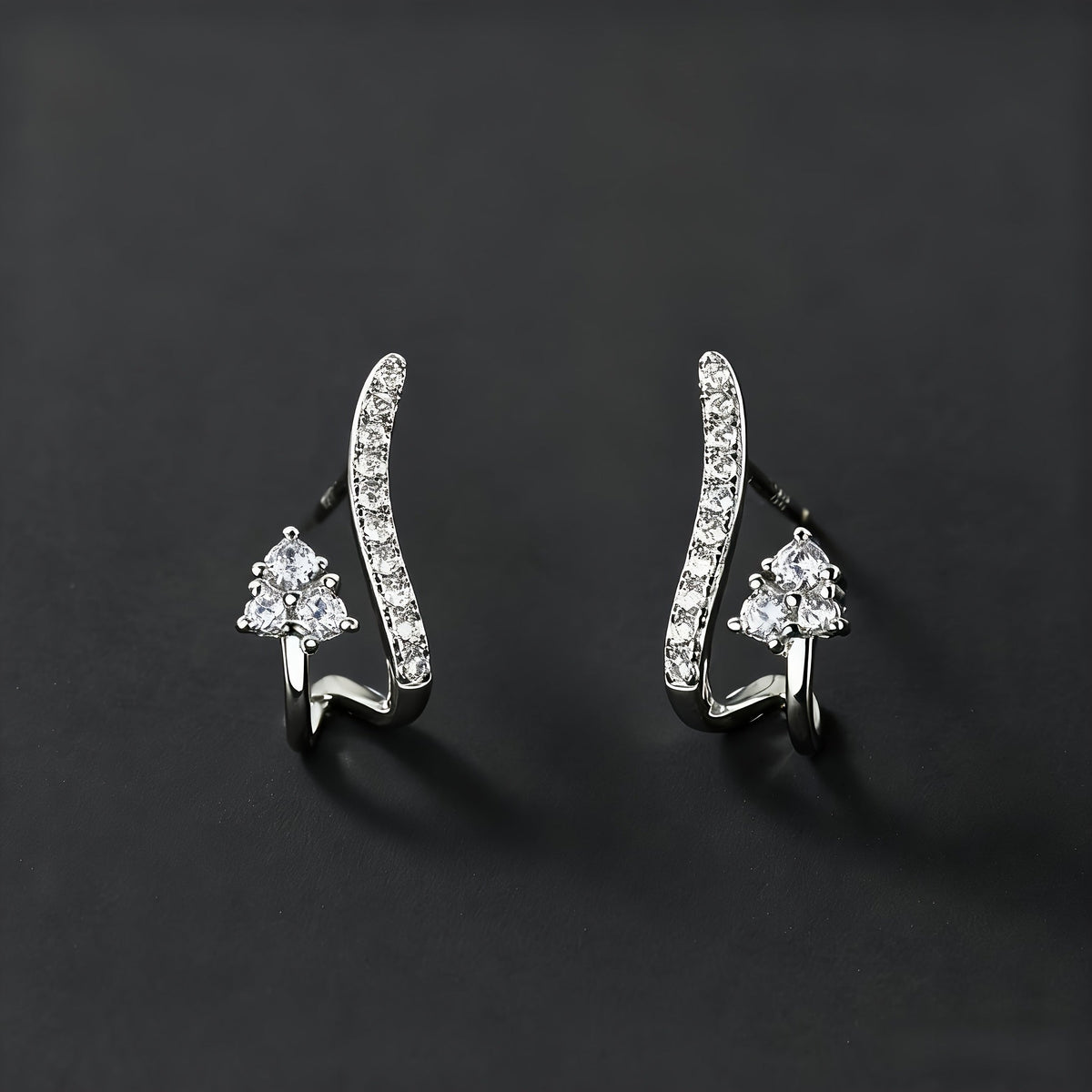 Pendientes elegantes curvados de circonita – imagen 2