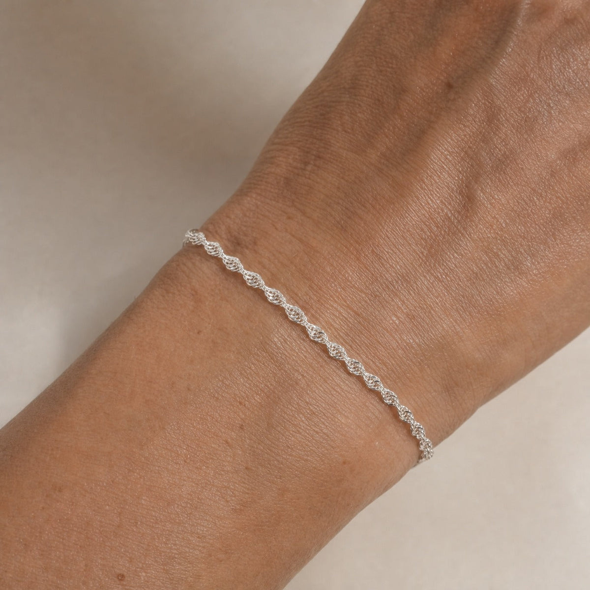 Pulsera de cadena contemporánea plateada – imagen 2