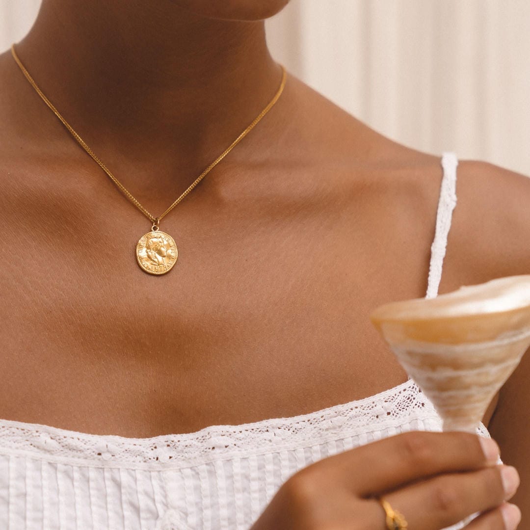Collar elegante con moneda antigua – imagen 4