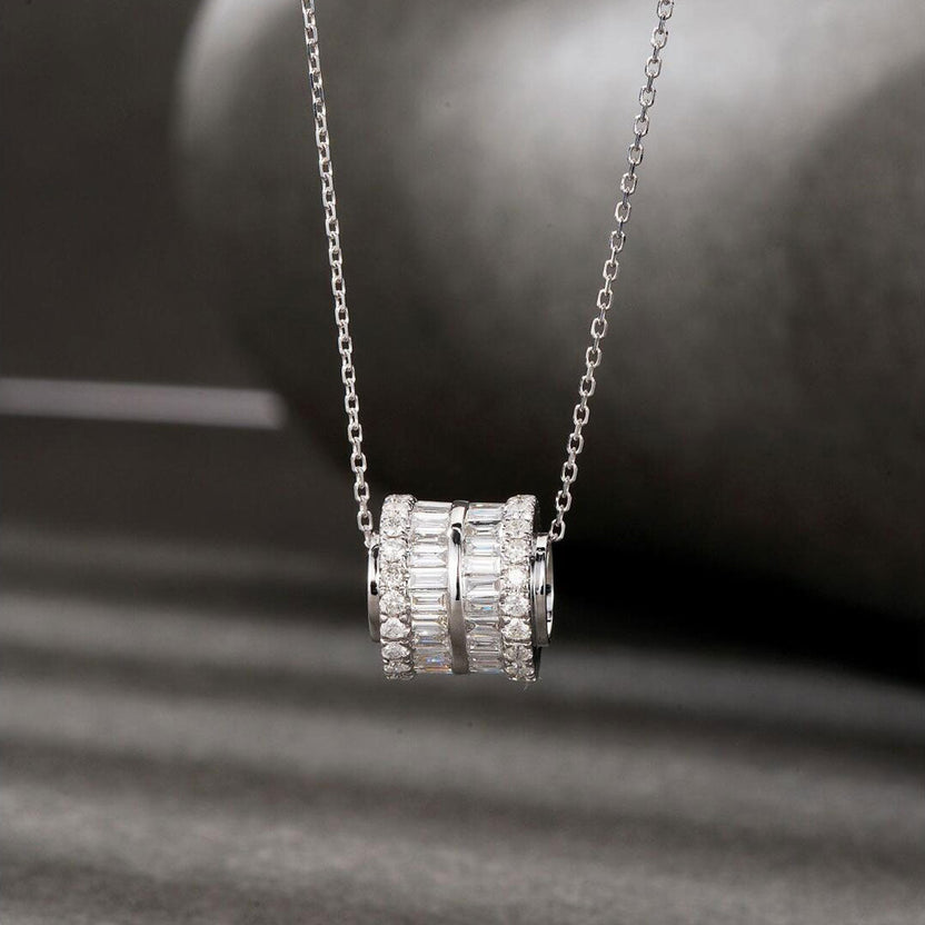 Collar elegante con colgante geométrico
