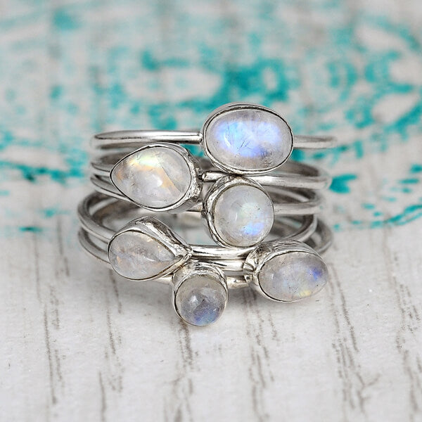 Anillo de plata apilable con piedra lunar – imagen 2