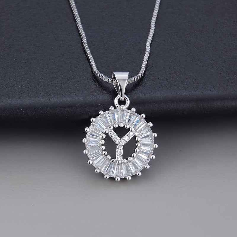 Collar con inicial de circonita en oro blanco – imagen 25