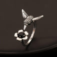 Anillo ajustable con colibrí y piedra floral