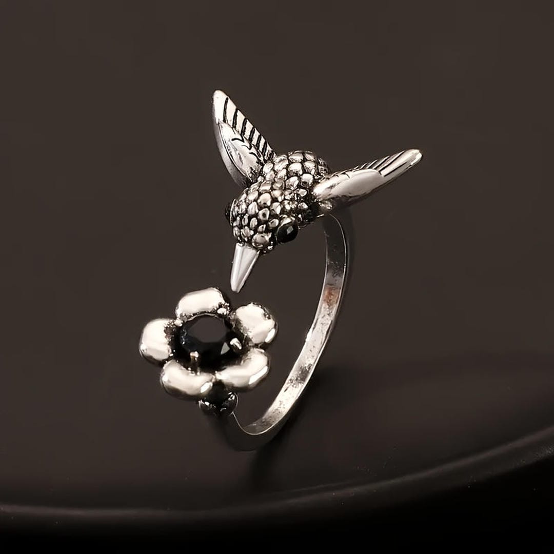 Anillo ajustable con colibrí y piedra floral