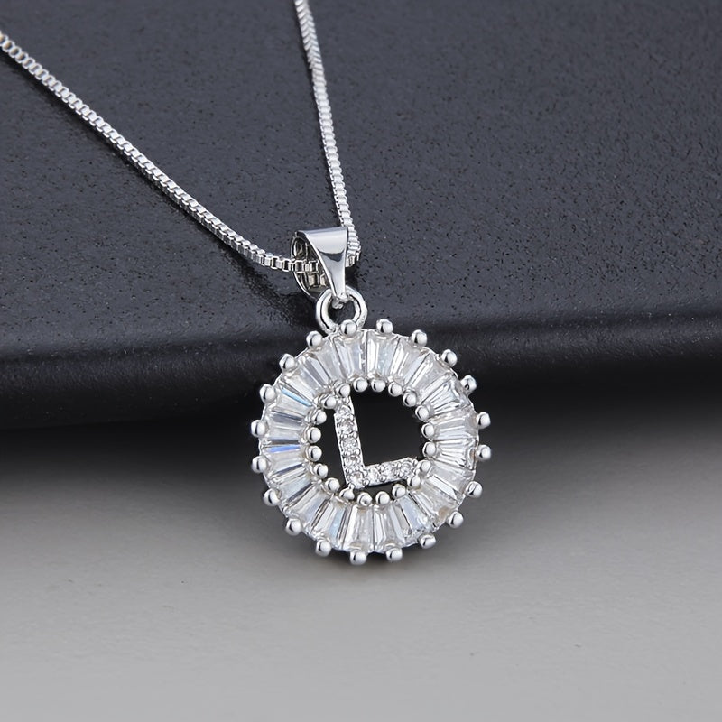 Collar con inicial de circonita en oro blanco – imagen 12