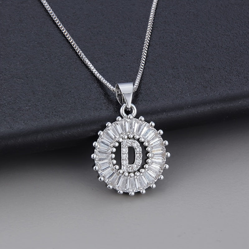 Collar con inicial de circonita en oro blanco – imagen 4