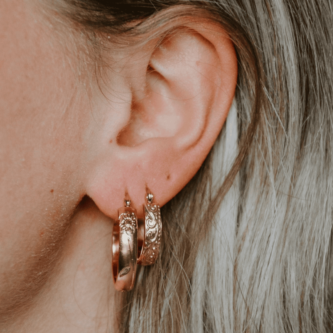 Aros elegantes grabados con flores – imagen 3