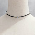 Gargantilla minimalista de ópalo y terciopelo negro