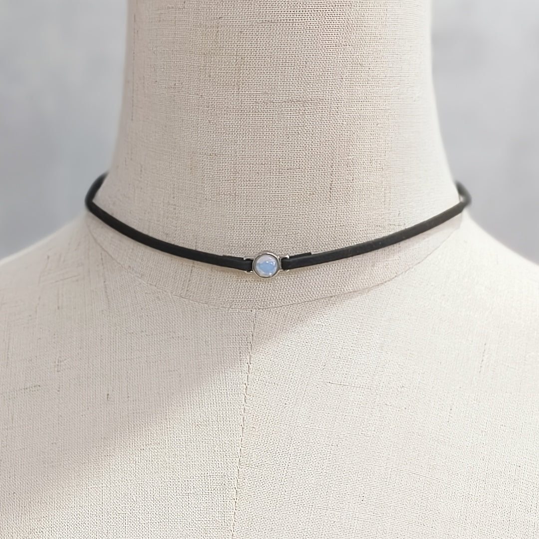 Gargantilla minimalista de ópalo y terciopelo negro