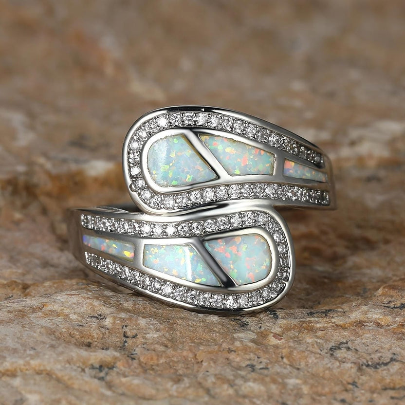 Anillo de ópalo incrustado con circonita