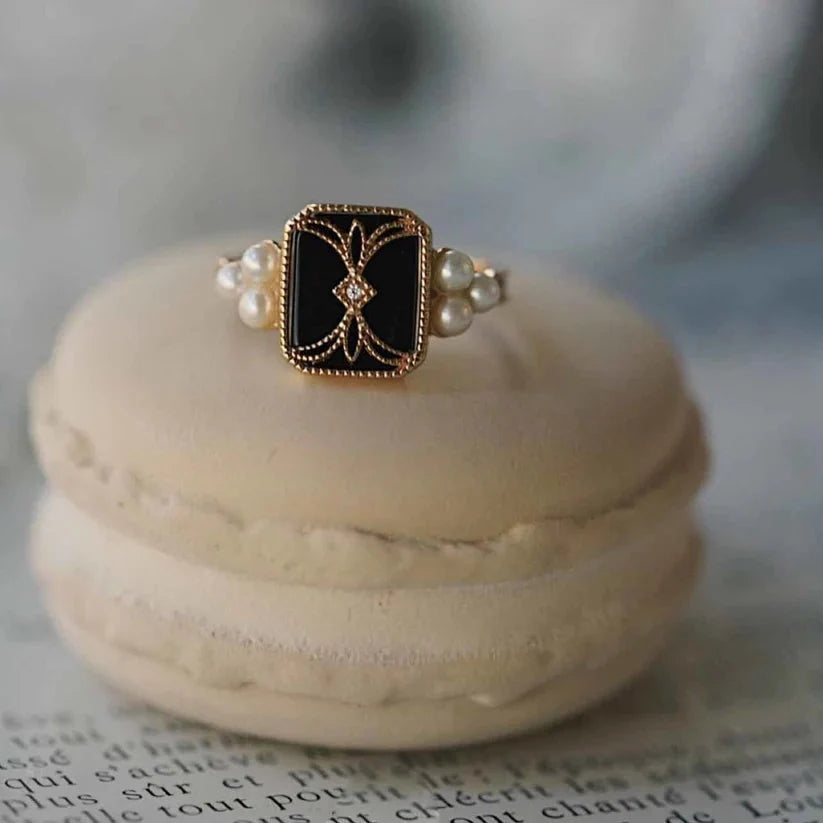 Anillo dorado vintage con perla negra