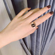 Anillo dorado vintage con perla negra – imagen 2