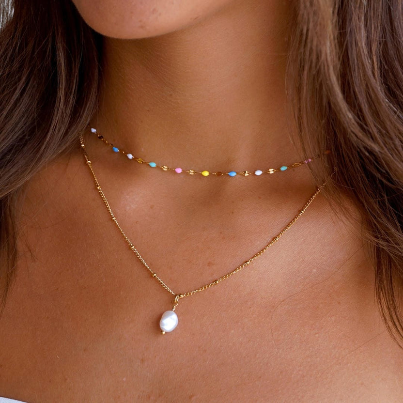 Set de gargantilla arcoíris y collar de perlas doradas