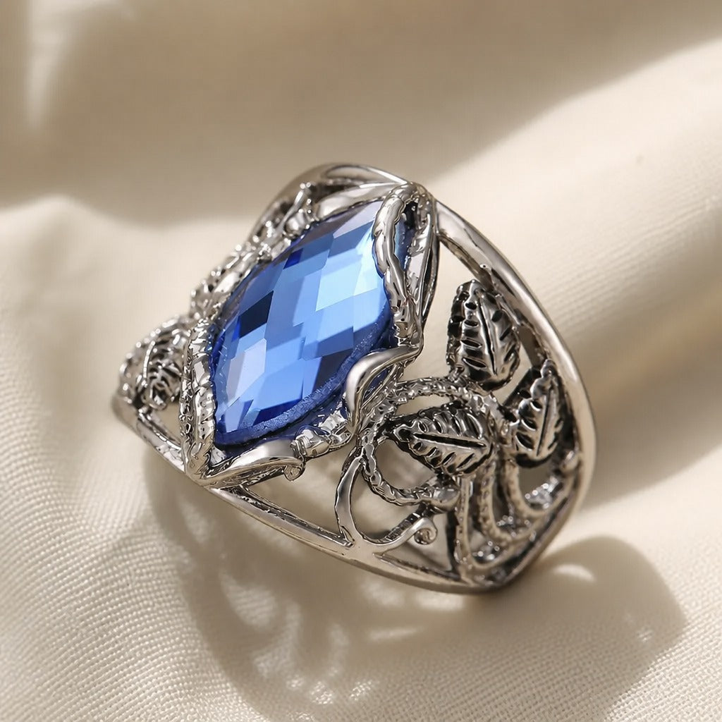 Anillo de zafiro regio con hoja