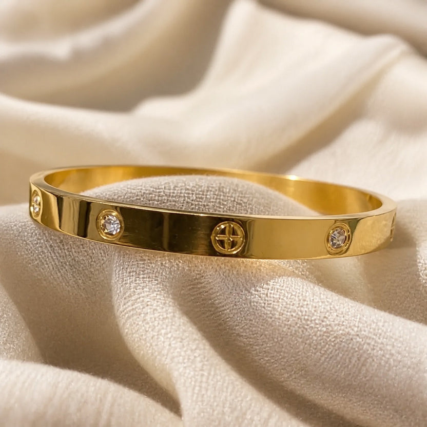 Pulsera rígida dorada statement