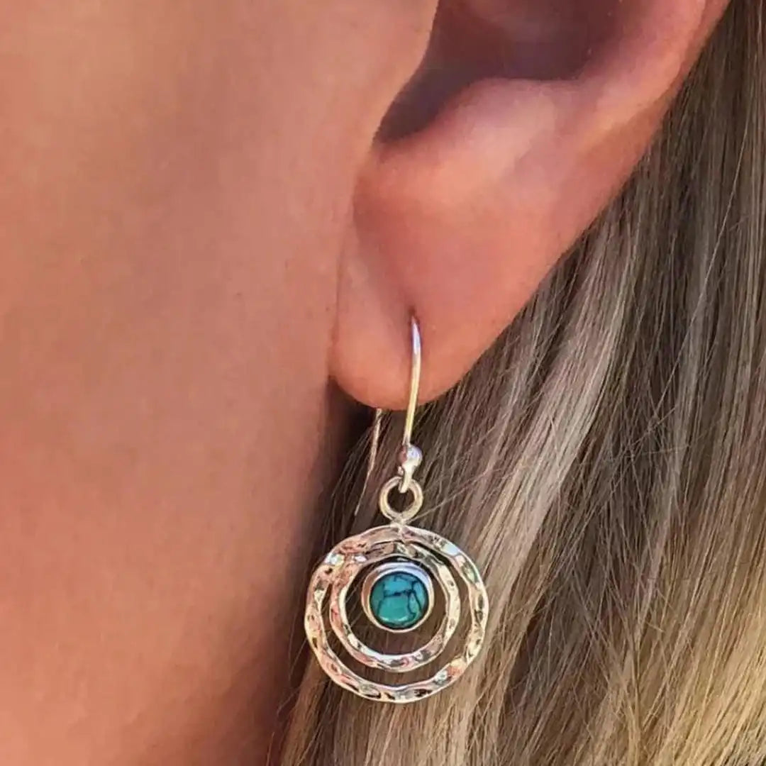 Pendientes bohemios de Saturno en turquesa y dorado – imagen 3