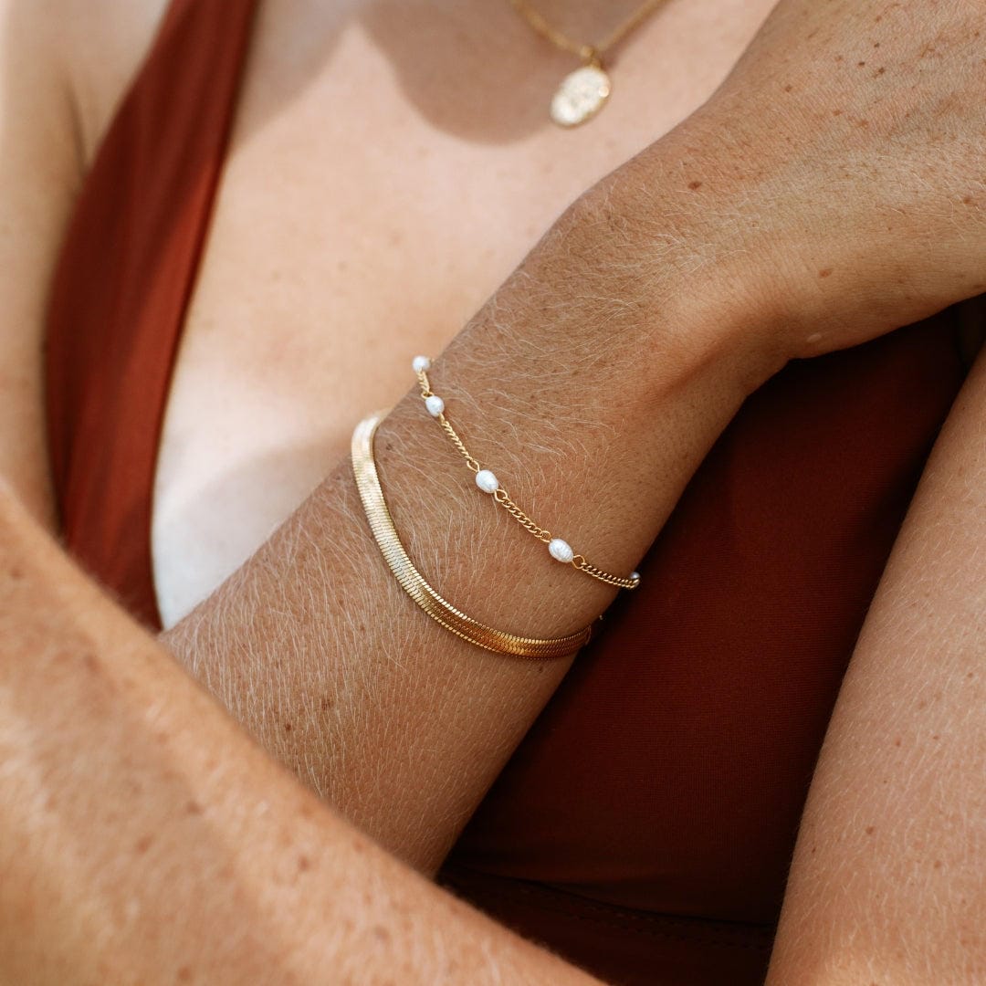 Pulsera dorada de perlas Armonía — Carmen, Lucía & Rocío