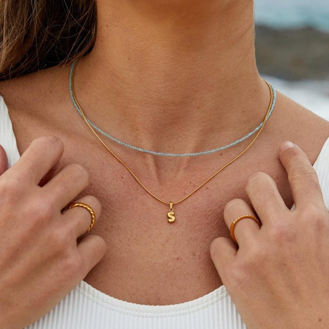 Collar de tendencia con colgante de letra en burbuja — Carmen, Lucía & Rocío
