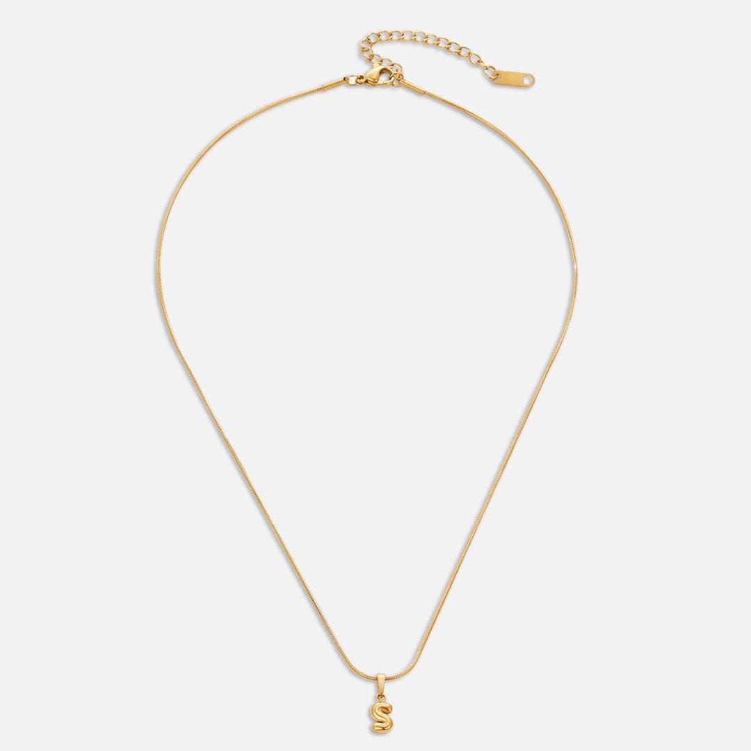 Collar de tendencia con colgante de letra en burbuja — Carmen, Lucía & Rocío