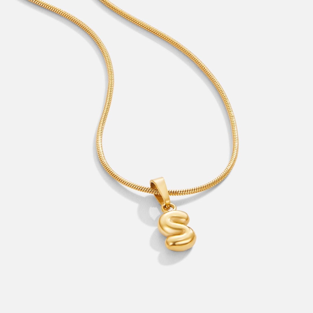 Collar de tendencia con colgante de letra en burbuja — Carmen, Lucía & Rocío