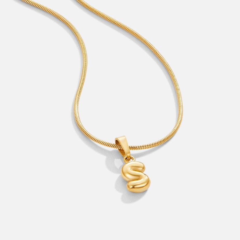 Collar de tendencia con colgante de letra en burbuja — Carmen, Lucía & Rocío