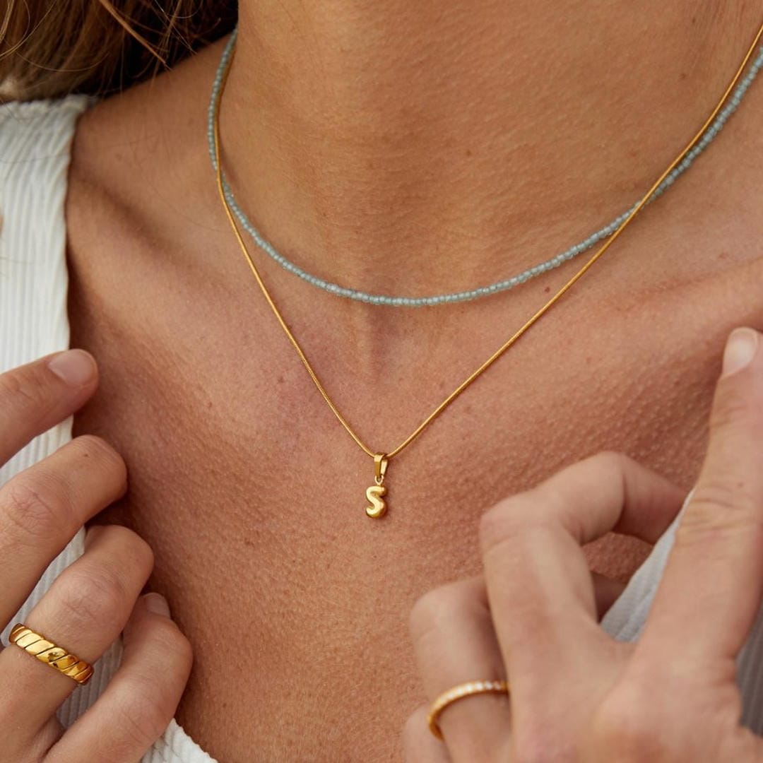 Collar de tendencia con colgante de letra en burbuja — Carmen, Lucía & Rocío