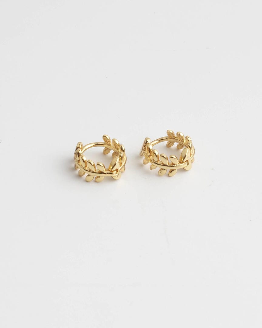Pendientes de aro con detalle de hoja