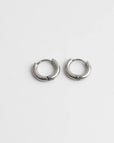 Pendientes aro huggie minimalistas – imagen 4