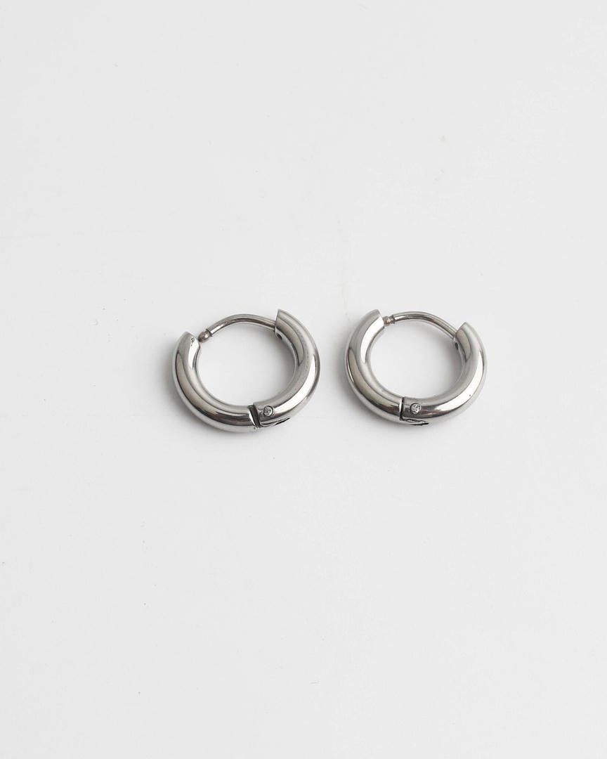 Pendientes aro huggie minimalistas – imagen 4