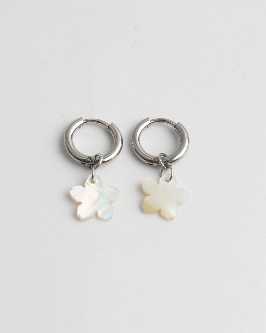 Pendientes clásicos Flor de Concha Blanca — Carmen, Lucía & Rocío