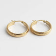 Aros elegantes grabados con flores