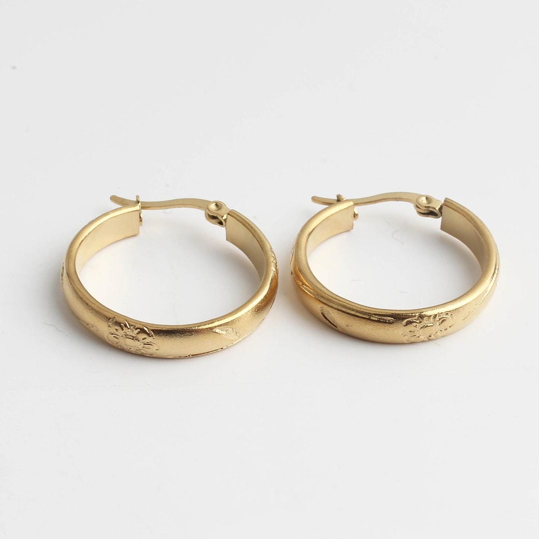 Aros elegantes grabados con flores