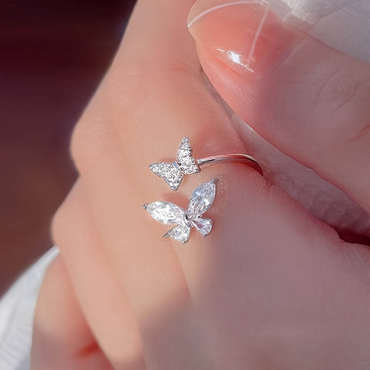Anillo de circonita con doble mariposa en oro blanco – imagen 2