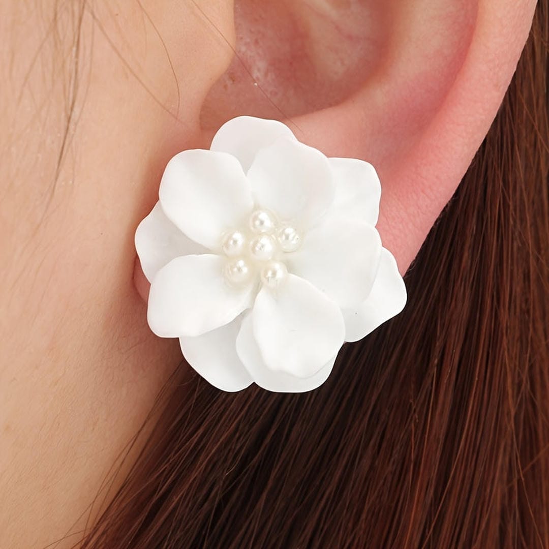 Pendientes de perla blanca con flor central – imagen 2