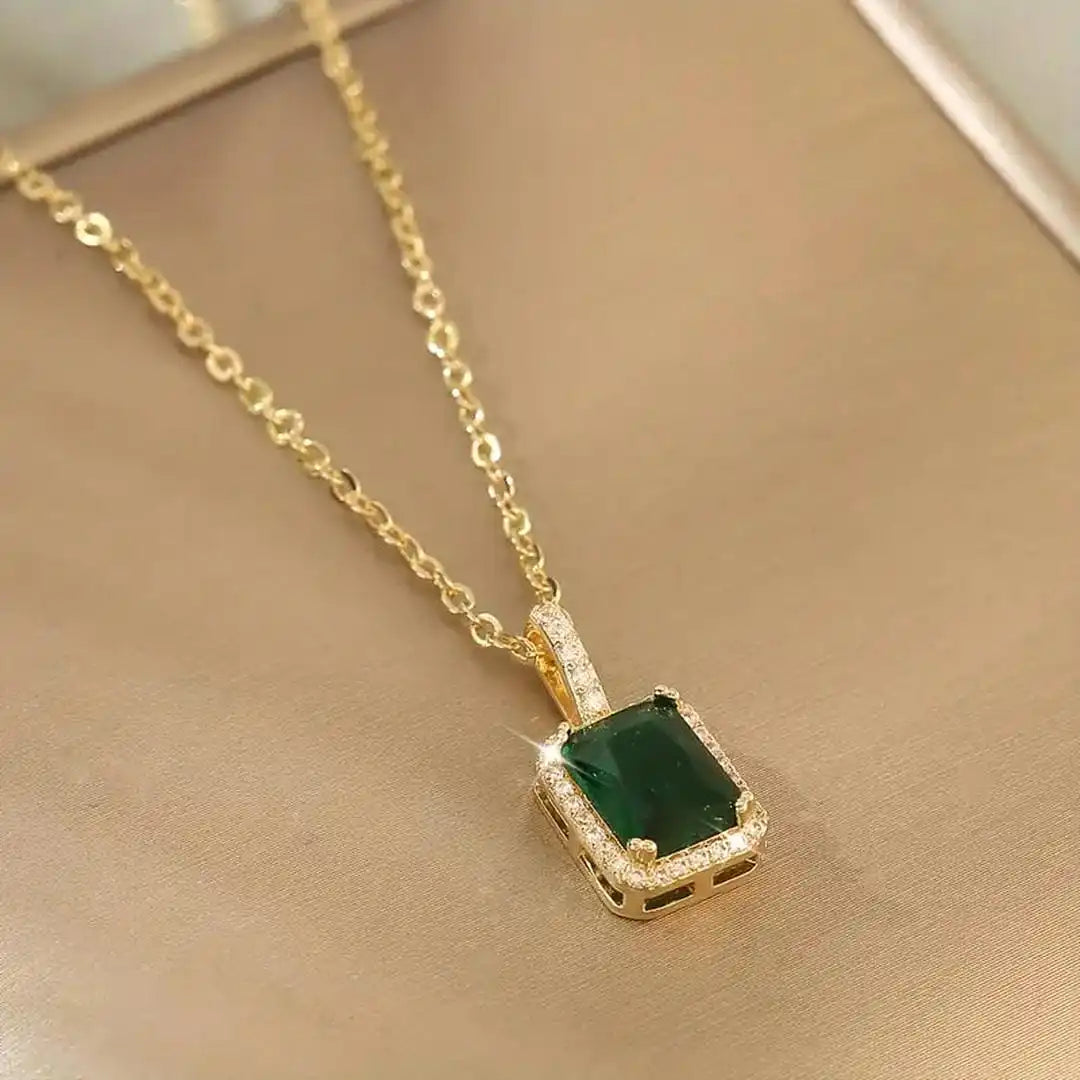 Collar dorado con cristal esmeralda