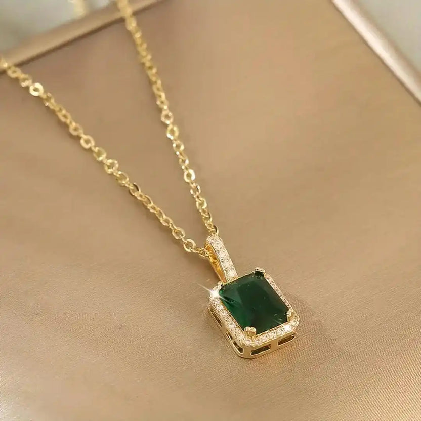 Collar dorado con cristal esmeralda