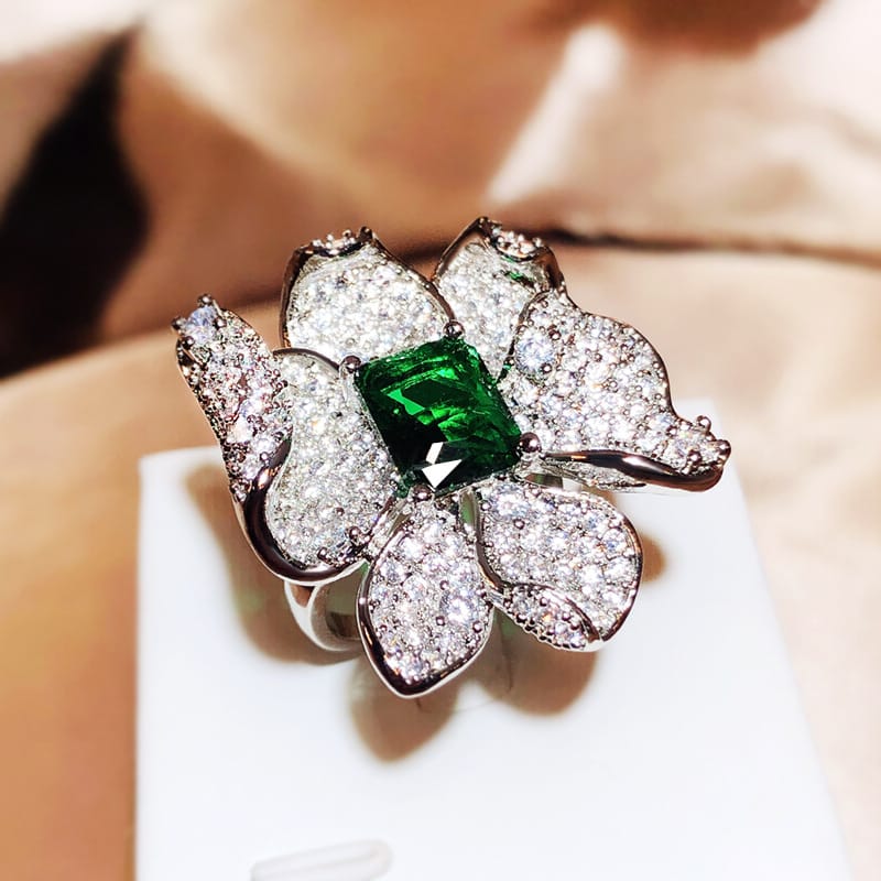 Anillo con dije floral esmeralda – imagen 3