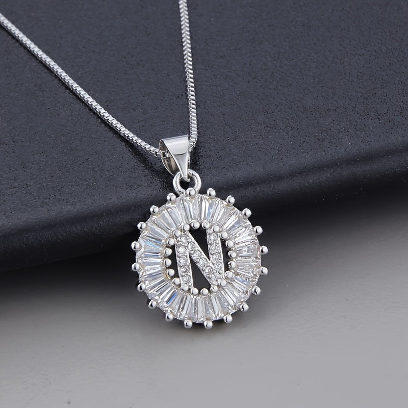 Collar con inicial de circonita en oro blanco – imagen 14