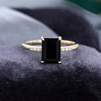 Anillo minimalista radiante de circonita negra