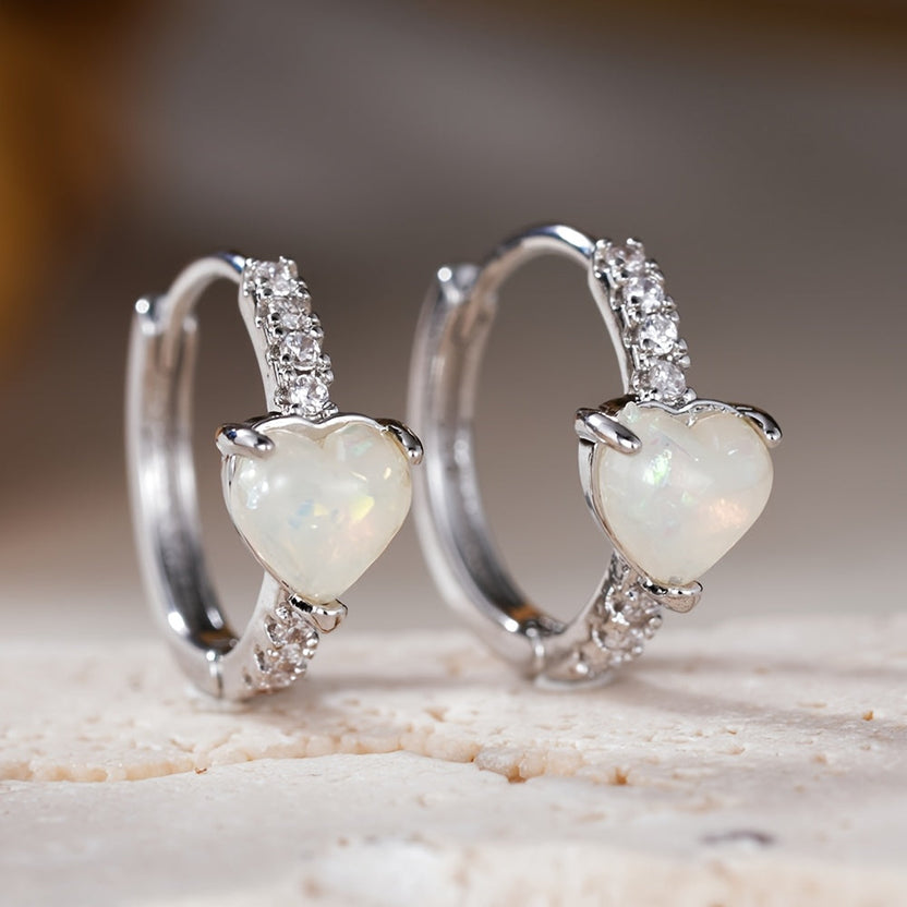 Pendientes delicados de ópalo en forma de corazón