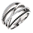 Anillo de diseño llamativo cruzado en blanco y negro — Carmen, Lucía & Rocío