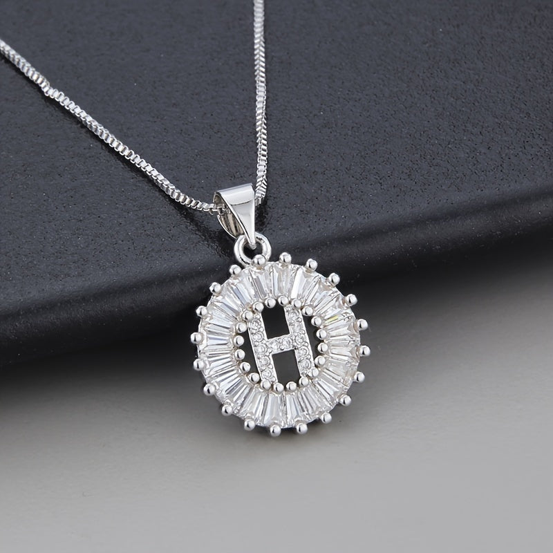 Collar con inicial de circonita en oro blanco – imagen 8